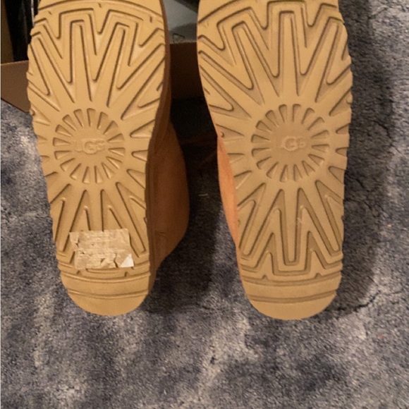 Mid uggs - Picture 3 of 4